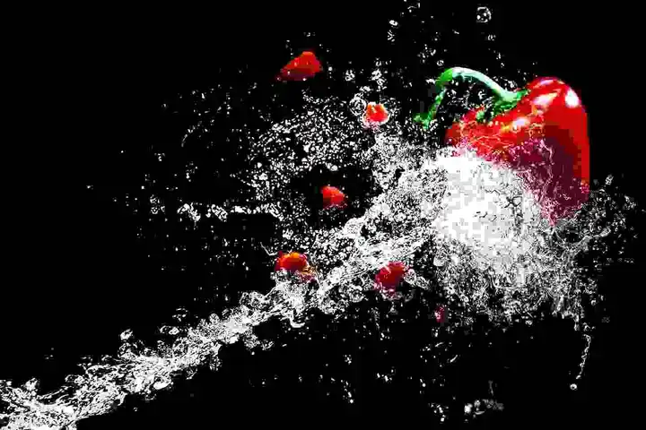 Paprika merah di antara percikan air dengan latar hitam, foto ilustrasi panduan rencana tindakan
